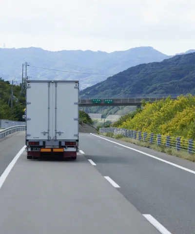 高速道路を走るトラックを後ろから撮影した写真